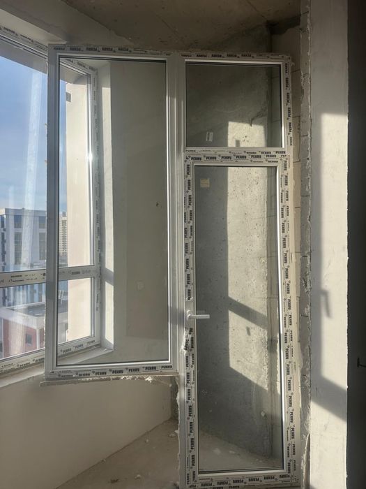 Пластиковое окно с дверью