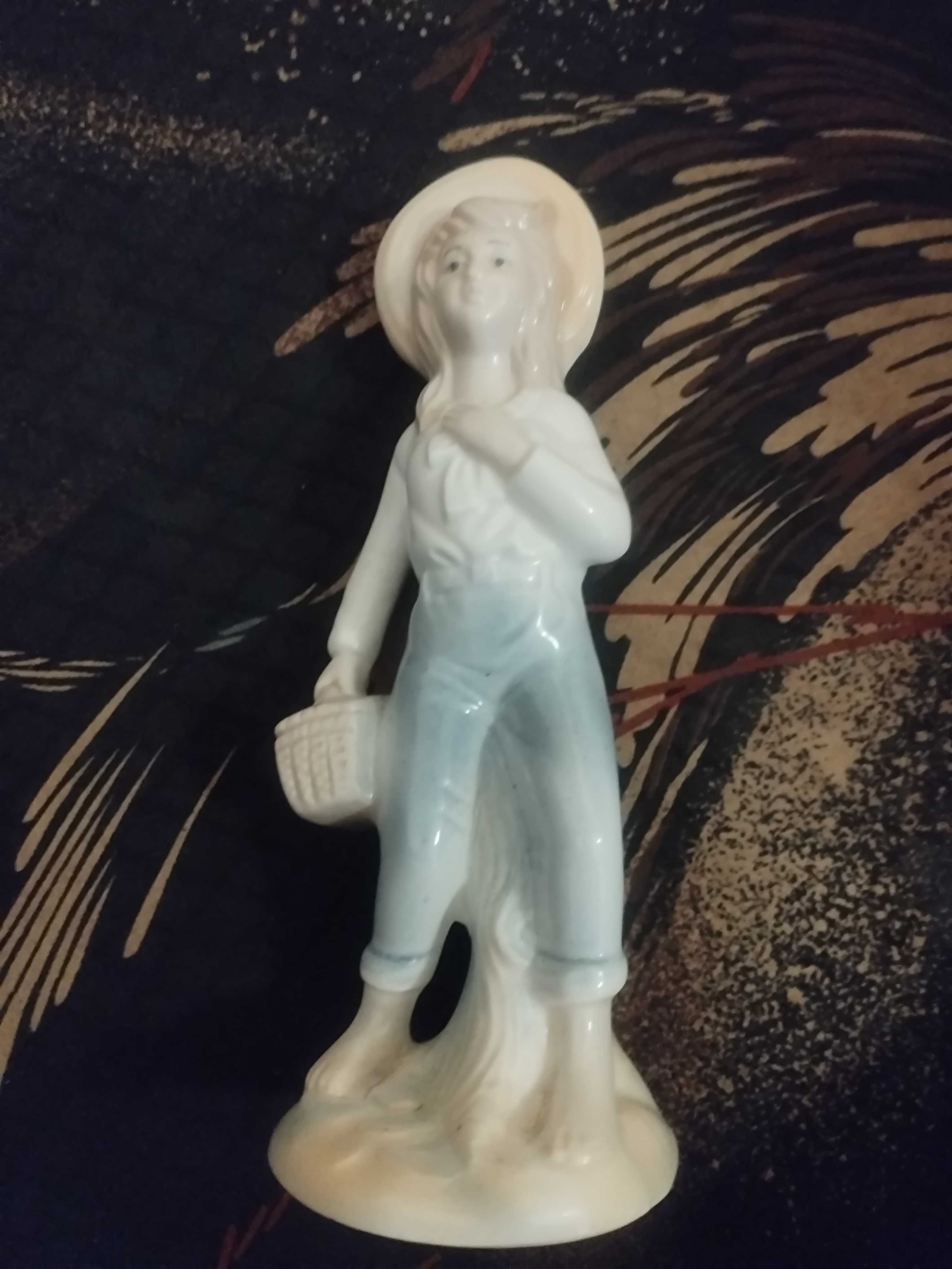 Стара порцеланова статуетка момиче с кошница