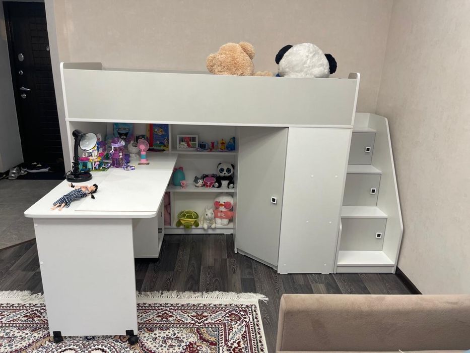 Продам детскую кровать со столом