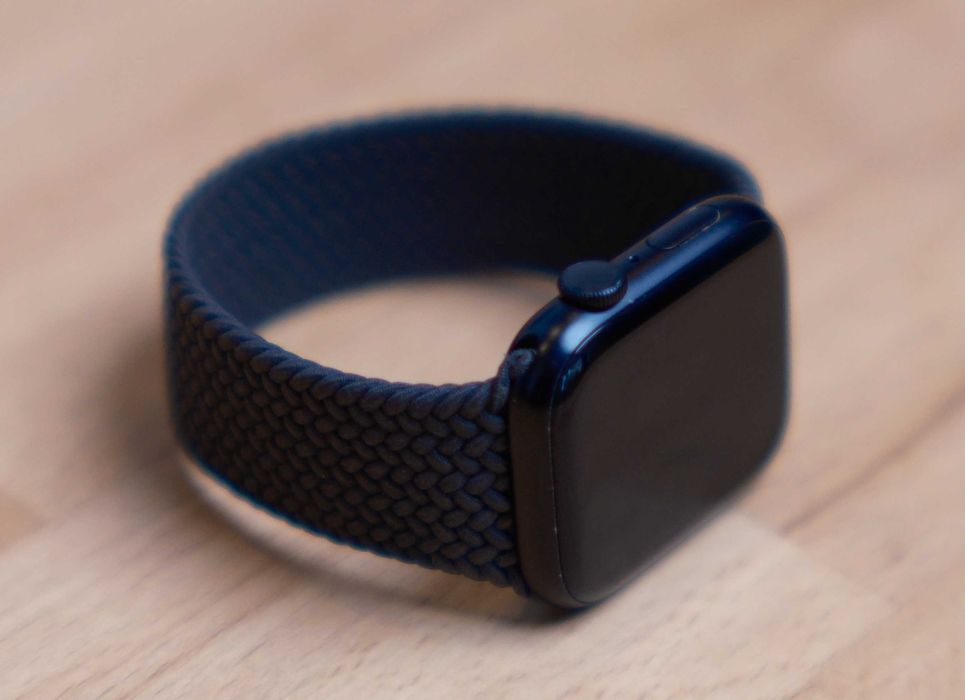 Apple Watch Series 8 + Braided Solo Loop