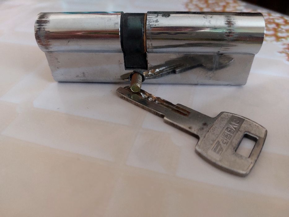 Продаю цилиндрический замок с ключами