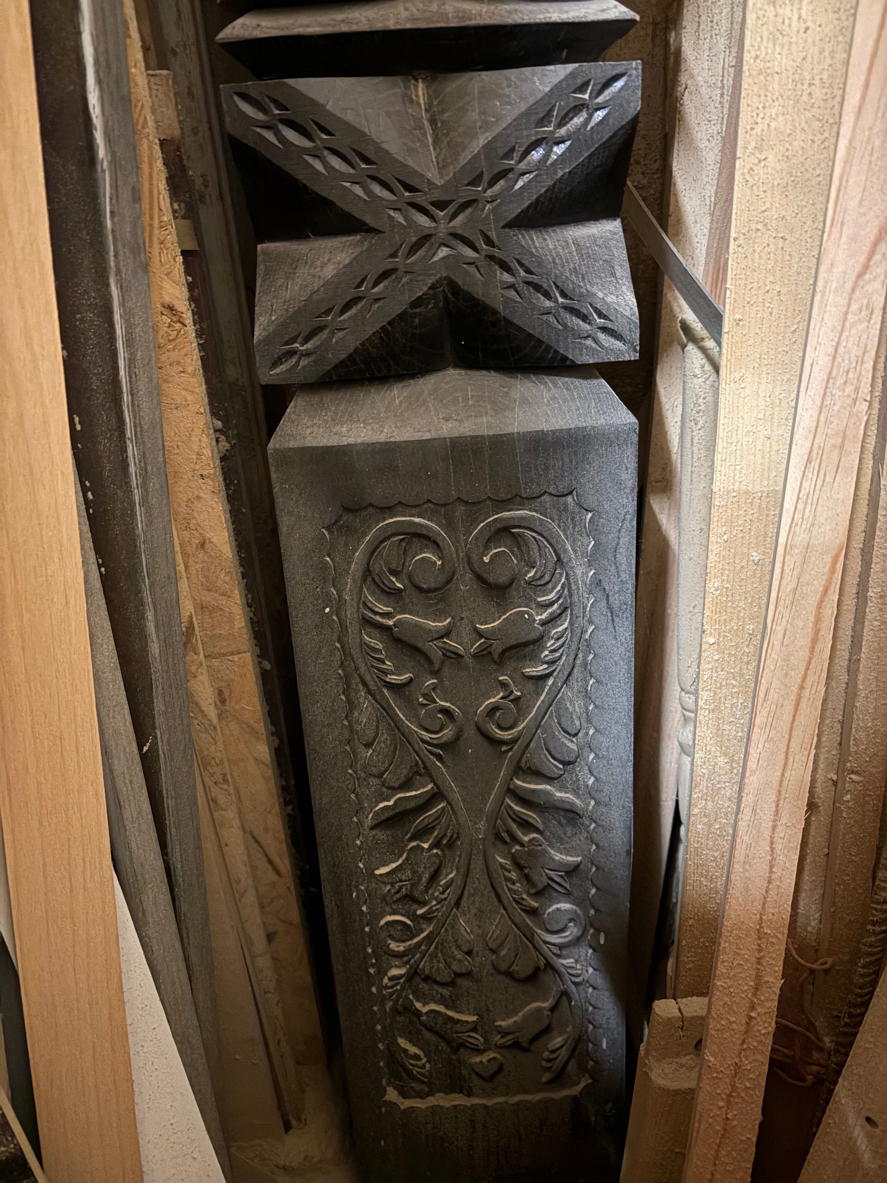 Stalp funeral lemn sculptat