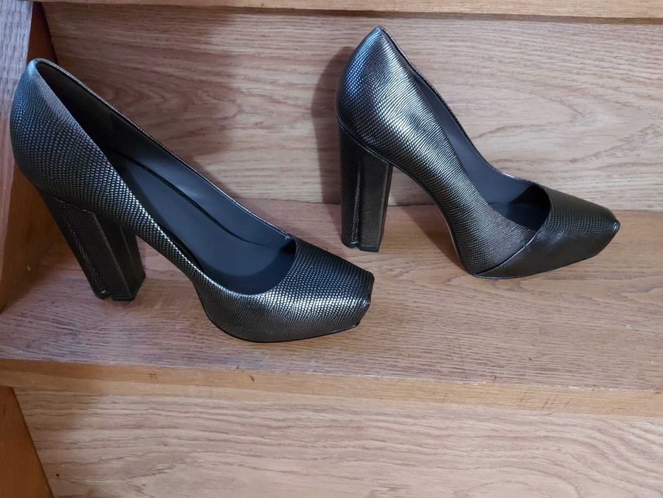 Pantofi din piele argintie Calvin Klein toc gros inalt marimea 40