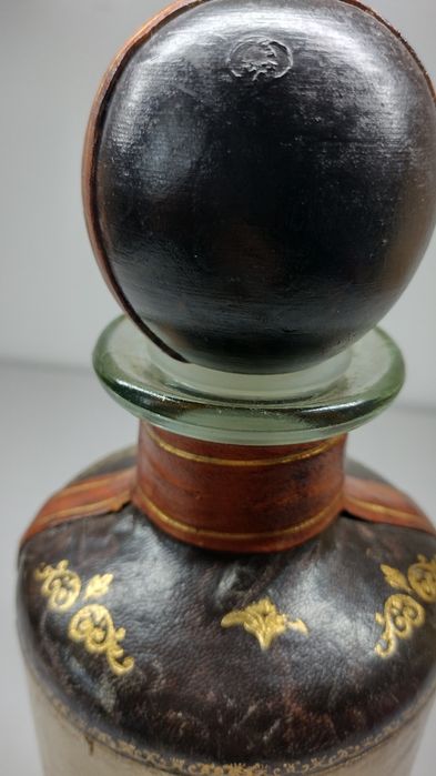 Винтидж стъклена гарафа, декорирана с кожа. Декор грозде и злато