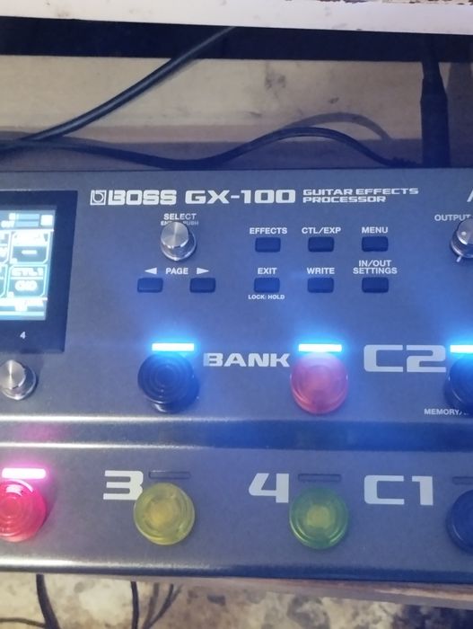 Продавам китарен процесор Boss gx100