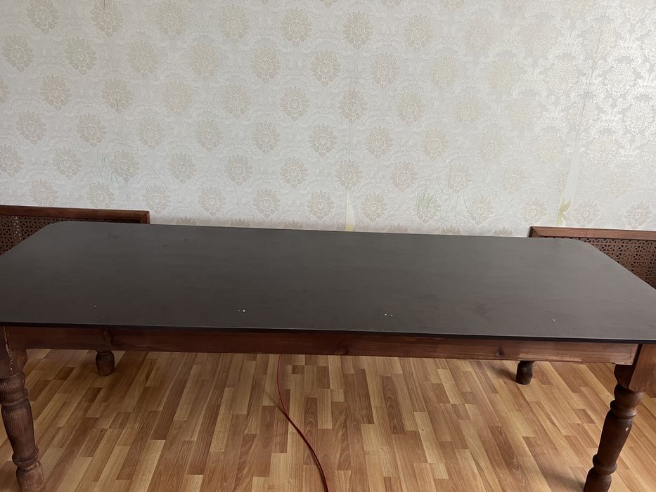 Стол для гостиной или столовой