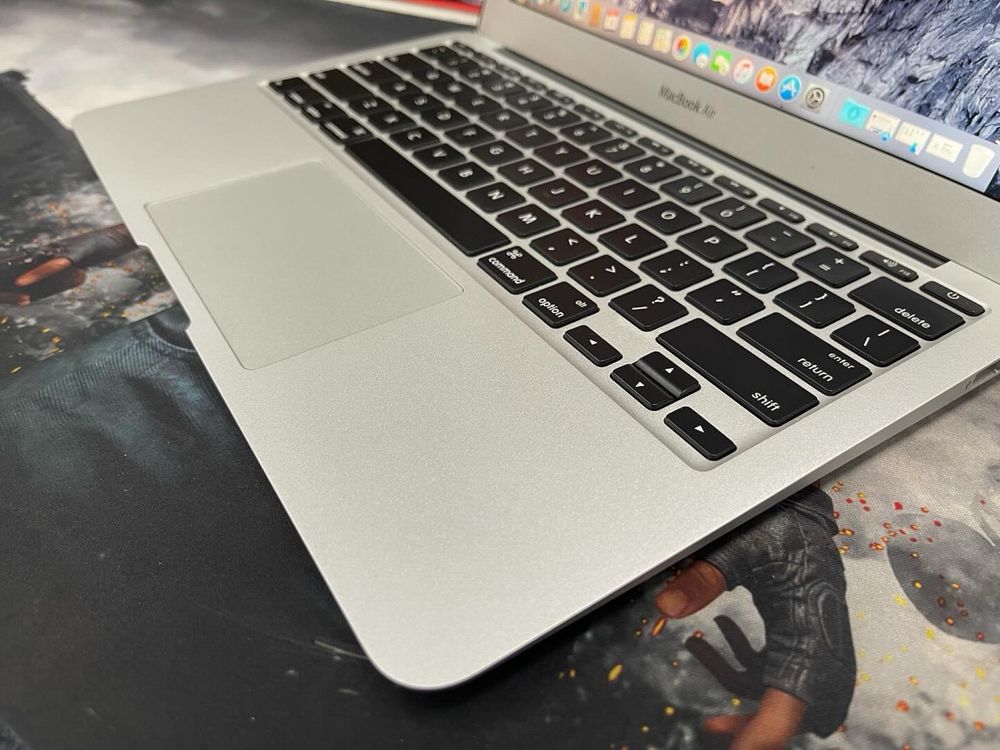 MacBook Air11 (2015)-Core i5/4GB/SSD-128GB/HD Graphics6000