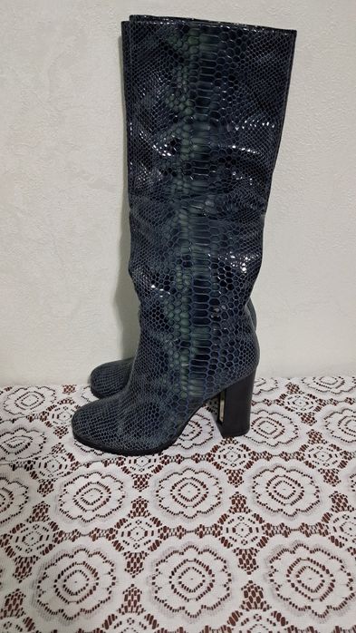 Продам женские сапожки  36р (новые) сделано из кожи под рептилию.