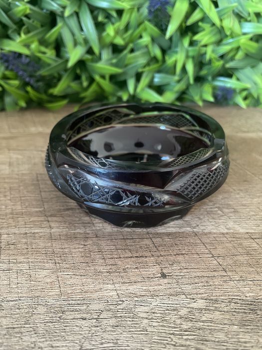 Scrumieră vintage din cristal roșu bordo, tăieturi decorative