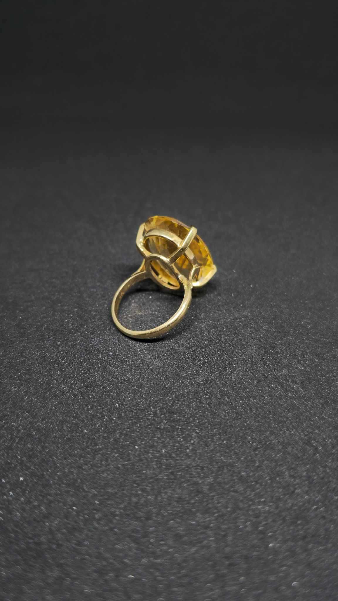 Златен пръстен с камък цитрин.