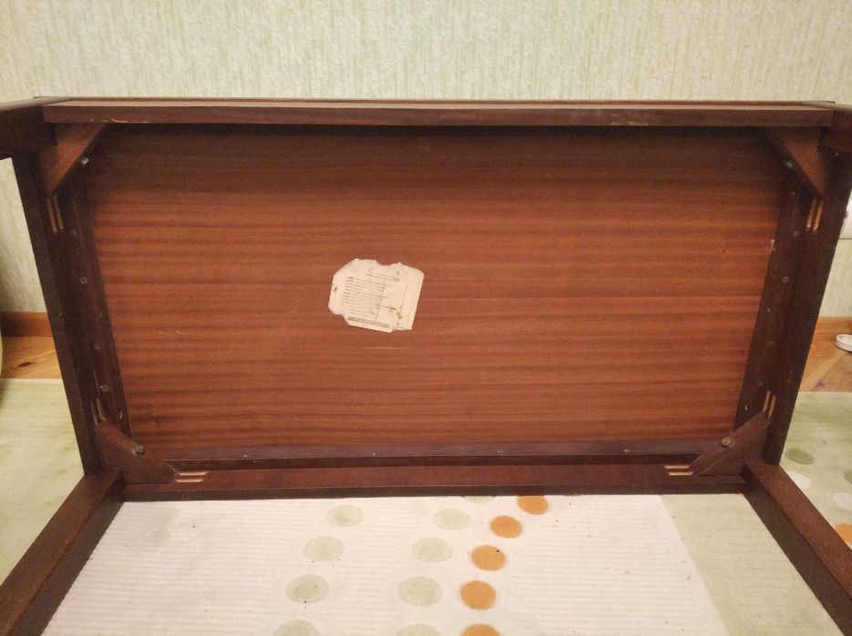 Стол (100x55x55).