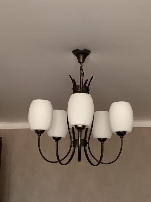 Продам недорого люстру .