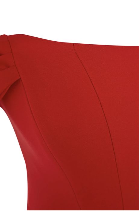 Елегантна рокля в червено