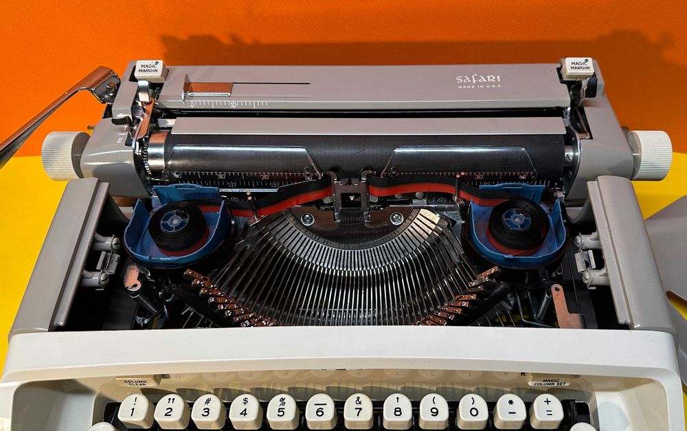 Пишеща Машина Royal Made in USA 3Цвята Qwerty клавиатура топ състояние