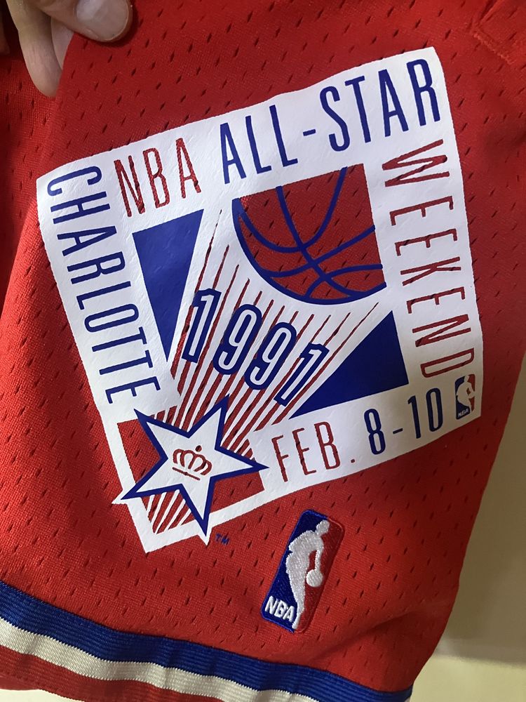 Мъжки червени шорти от NBA  на ,,Mitchell & Ness” размер S/M