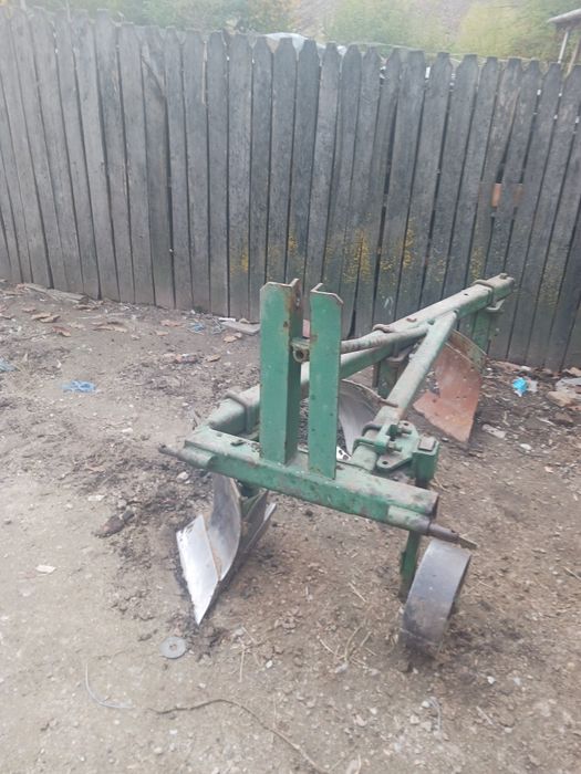 Vând plug 3 brazde stare foarte bună