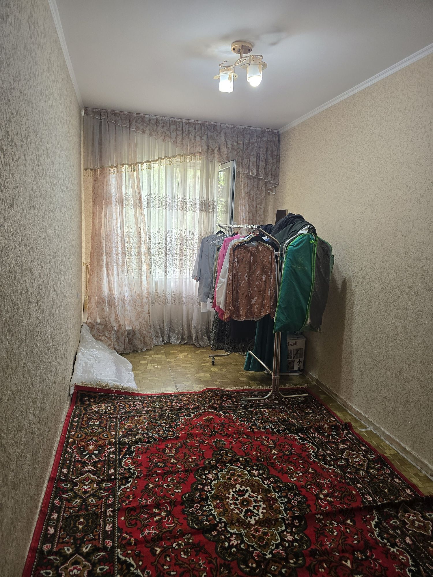 Uy sotiladi 3 xonali  3 etajda