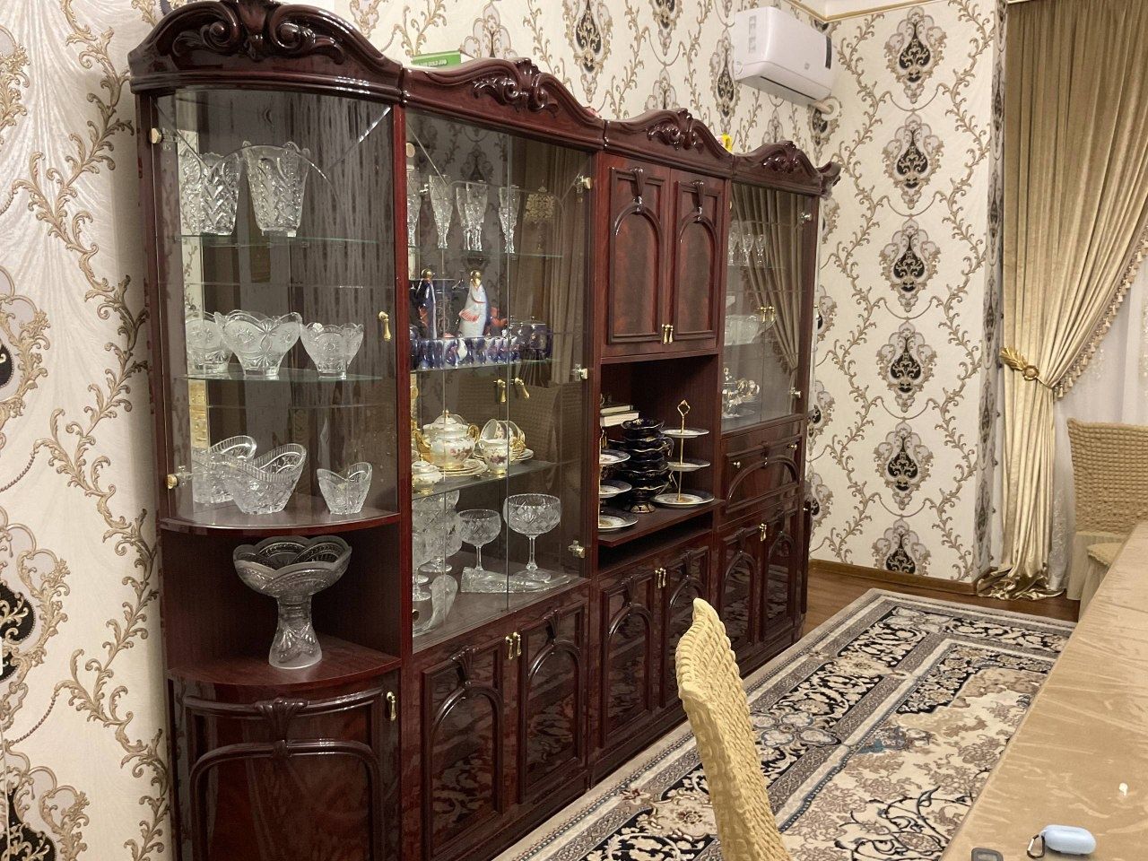 Мебель Итальянская горка, стулья, в хорошем состоянии