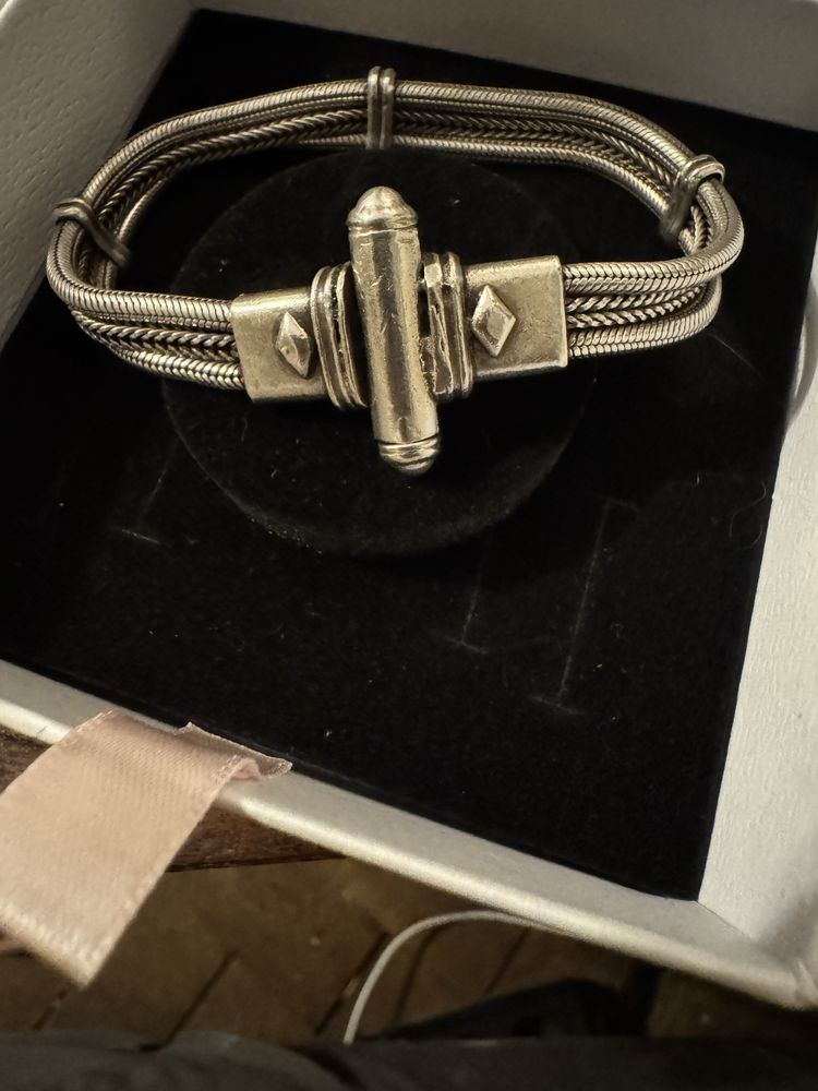 Vand diferite modele de Pandora originale, cu charmuri