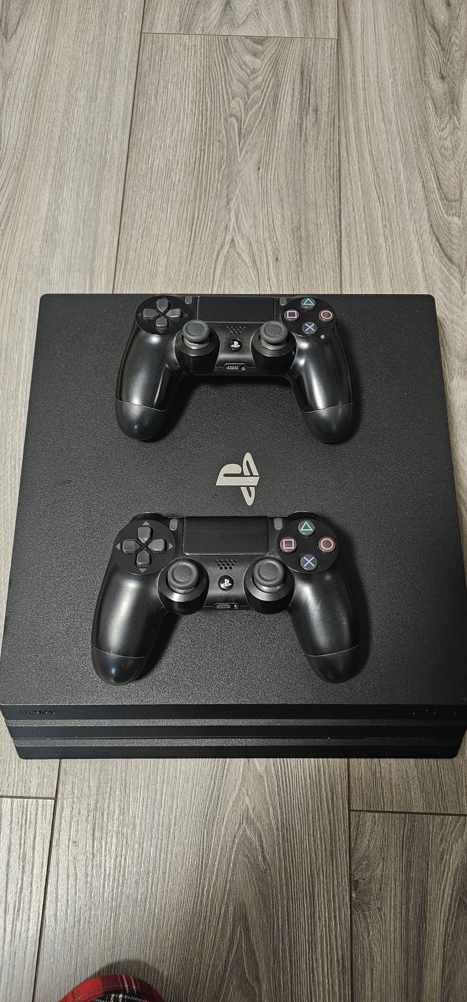 Set Ps4 Pro 2 console si 10 jocuri