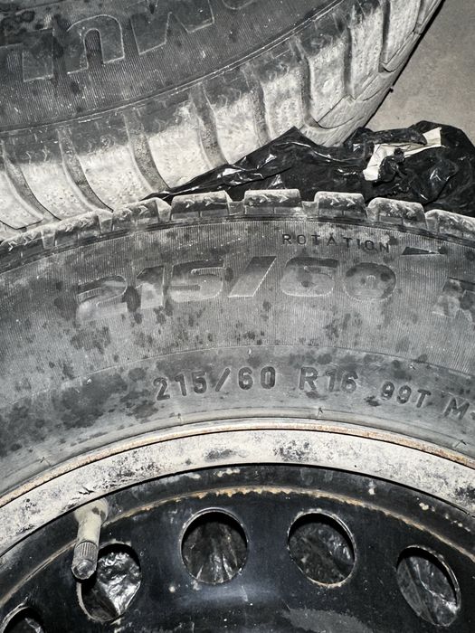 Продам шиповонные шины с дисками r16 Pirelli Formula Ice