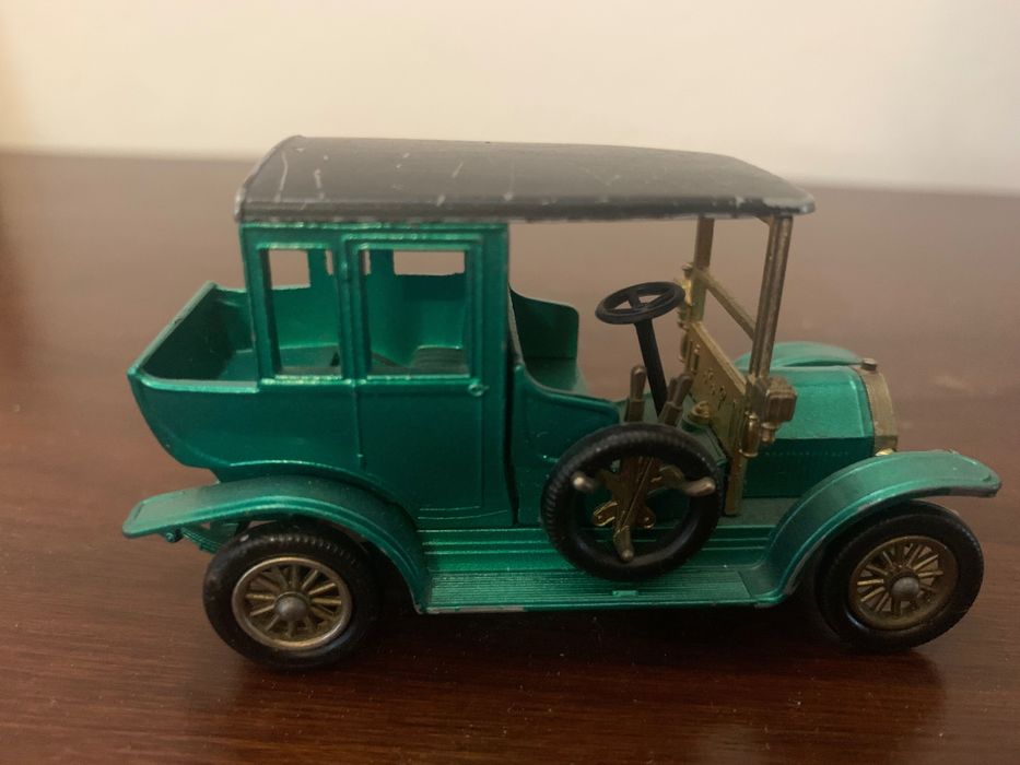 За колекционери - миниатюрни колички и керамични фигури