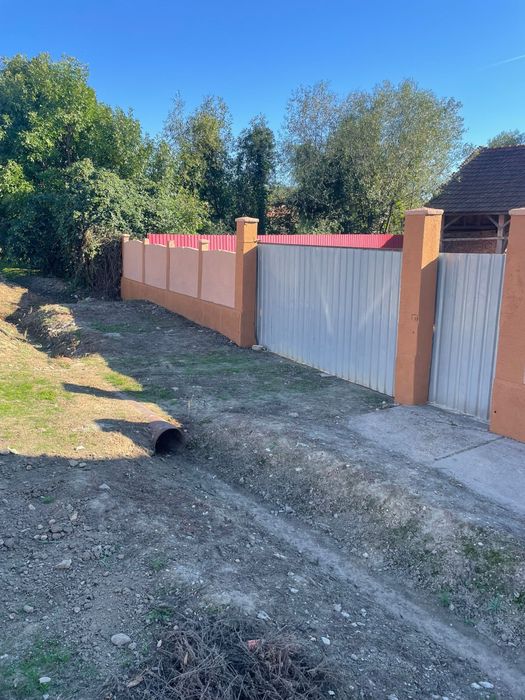 Casă bătrânească și grădină