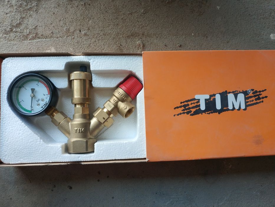 Группа безопасности отопления. Клапан давления воды