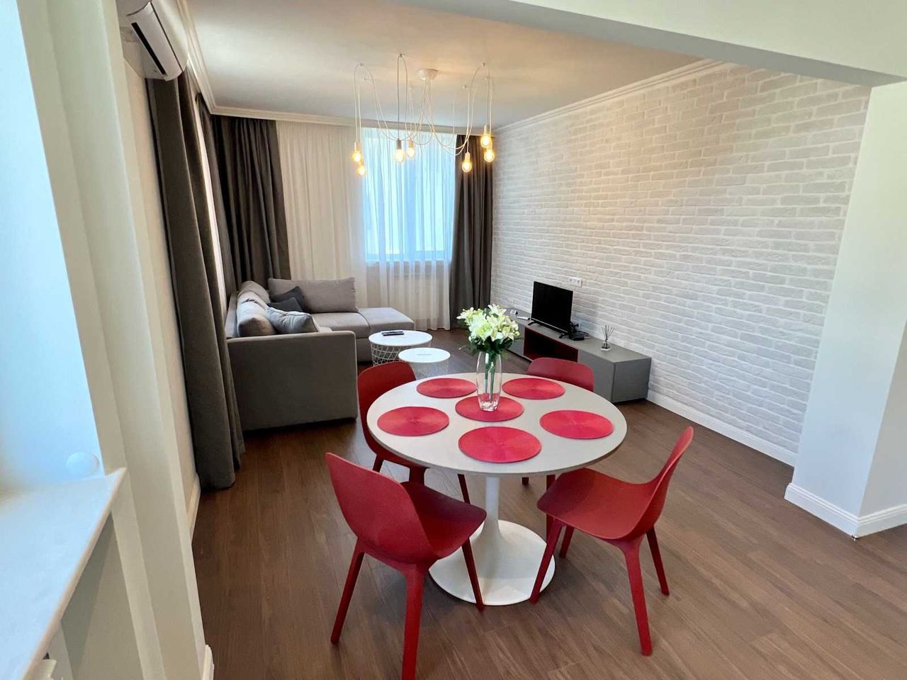 Дава се под наем Двустаен апартамент в София, Люлин 6 - 81 кв.м за 250 € - Снимка #1