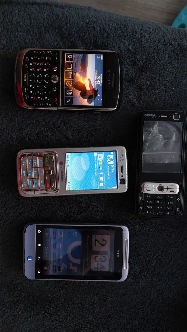 Telefoane vechi HTC salsa c510e și BlackBerry 8900