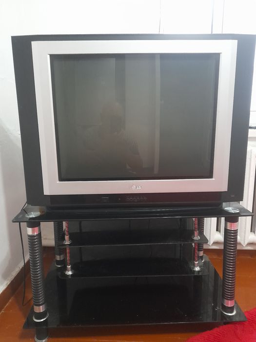 Телевизор с подставкой