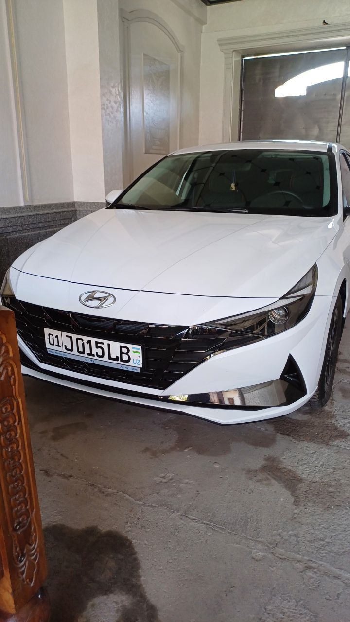 Hyundai Elantra Lyuk bor probegi halol 13.000 km 2021 yil holati ideal