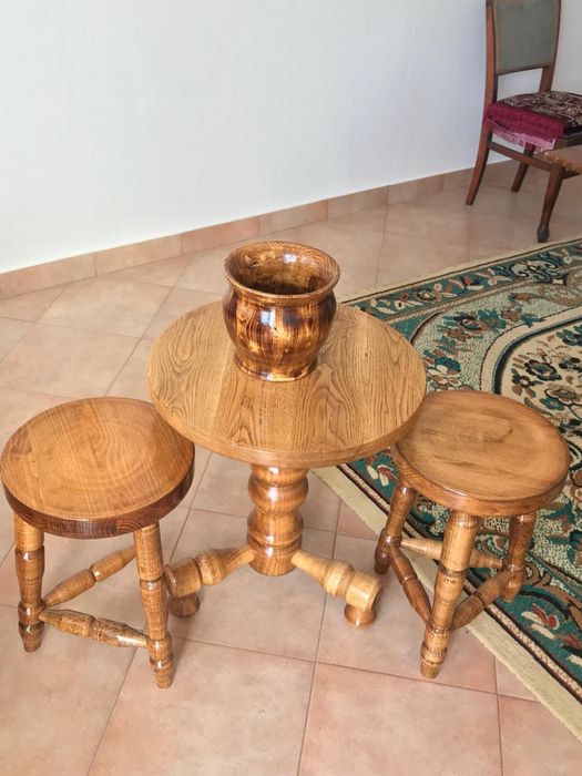 Sculpturi din lemn lucrate manual