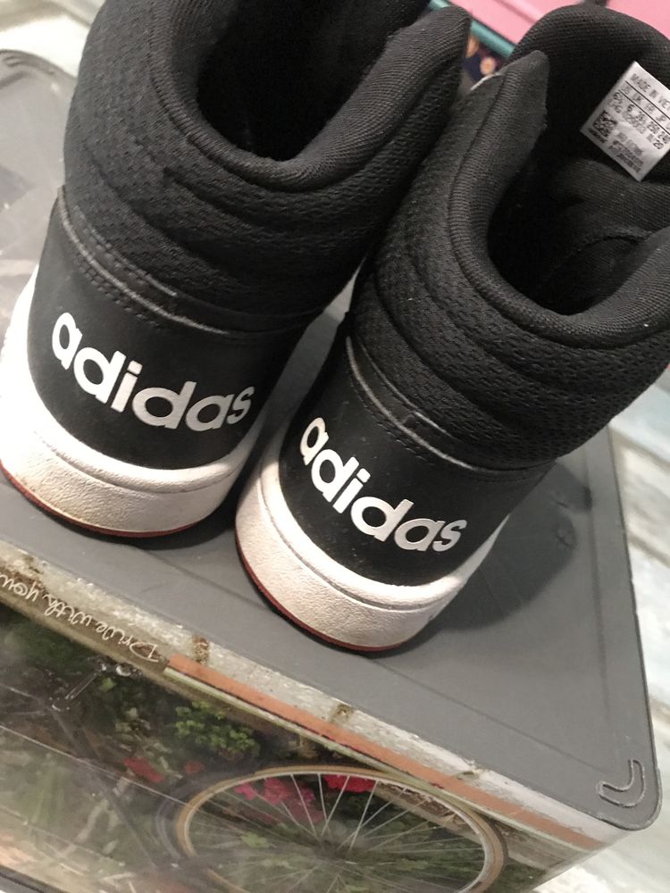 Adidas обувки