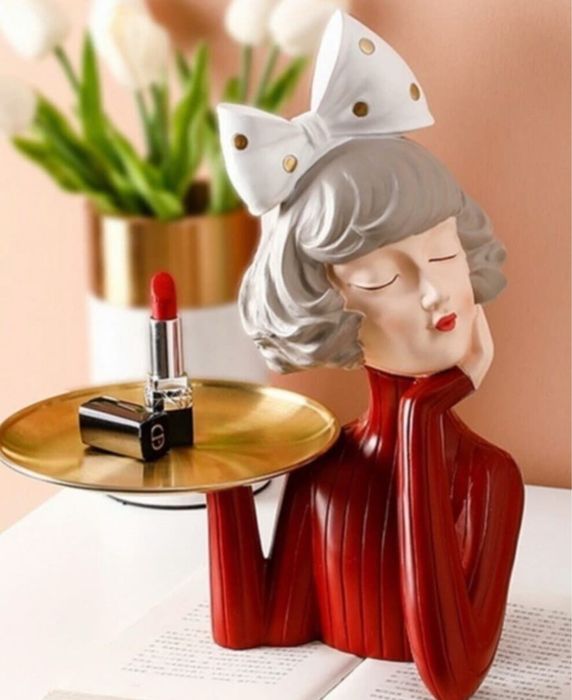 Момиче с табла поднос