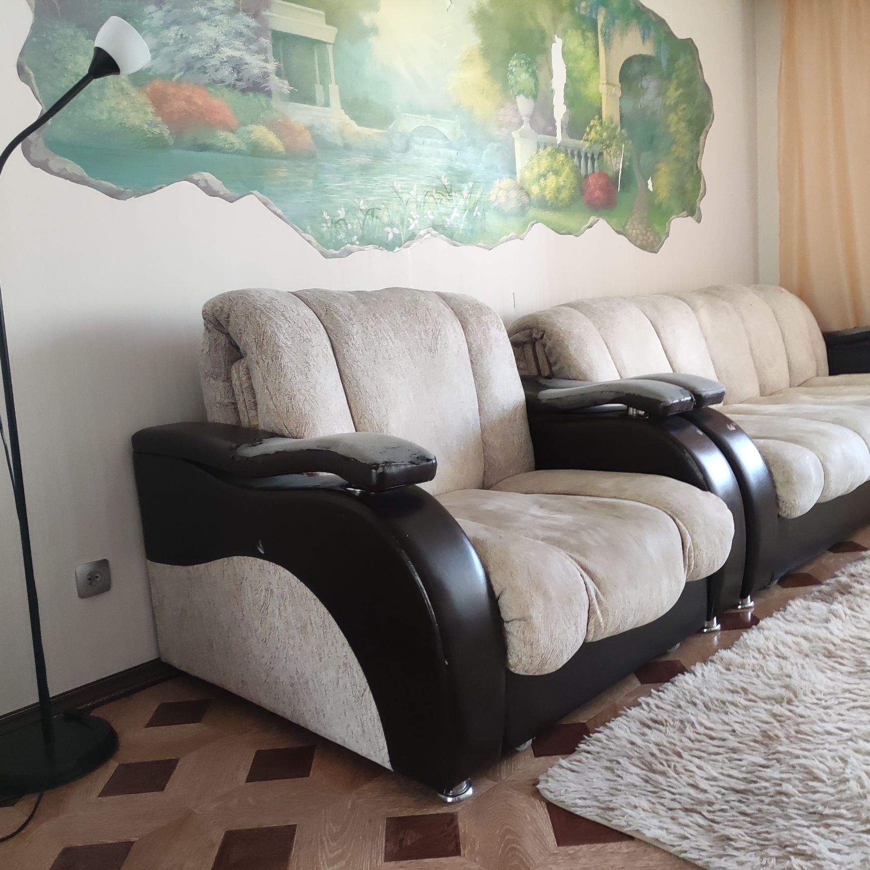 Продам диван  и кресло,в подарок чехлы и ковры