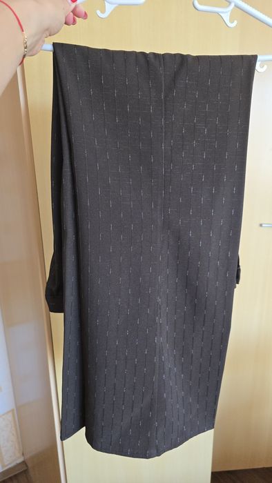 Кафяв официален костюм - прав панталон и вталено сако, размер С