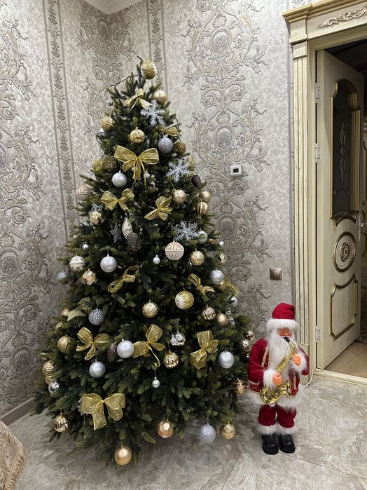 Елка силиконовая,литая,с игрушками и Дедом Морозом «Сибирская»2.10м