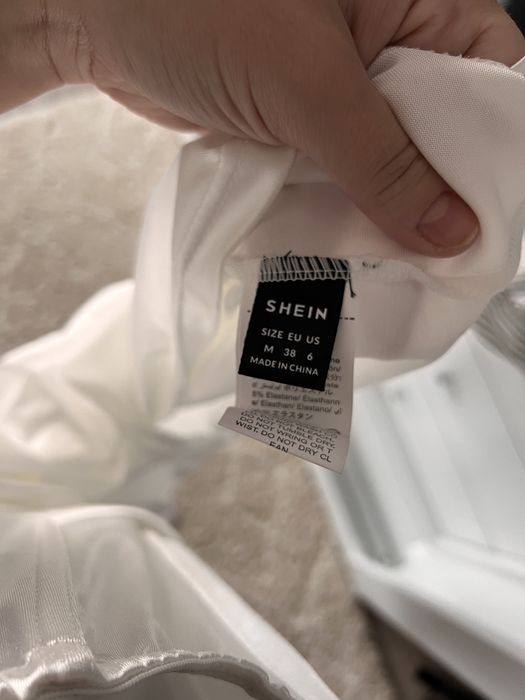 Rochita alba satin elastic noua