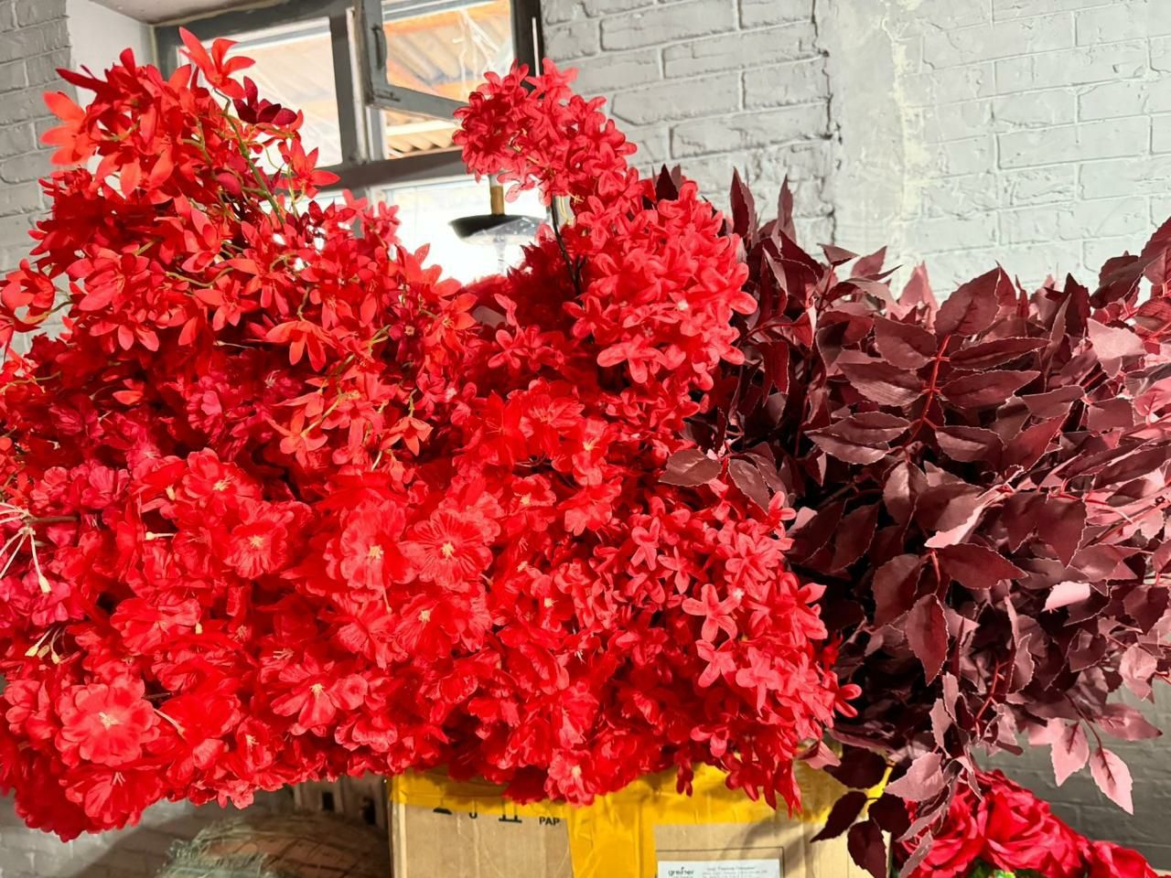 Продам искусственные цветы в красном цвете