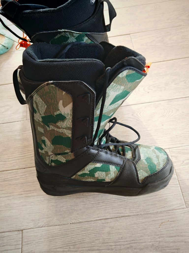 Boots snowboard thirty two