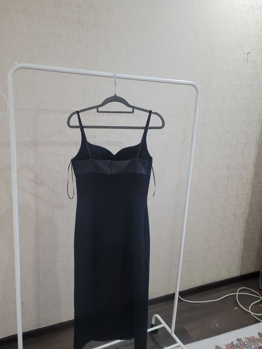 Продам черное платье почти все новое.