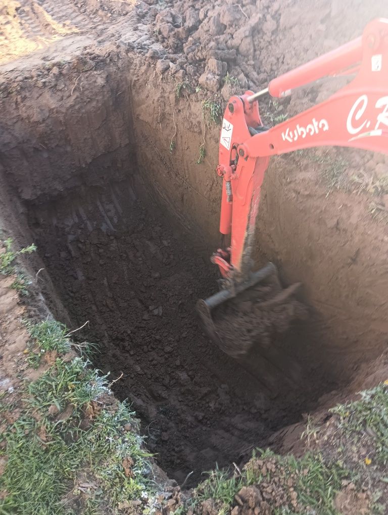 Execut săpături cu miniexcavator