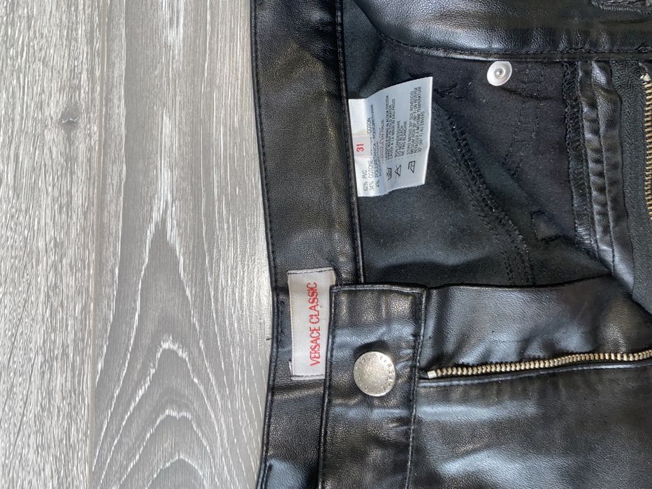 Vand pantaloni Versace din piele