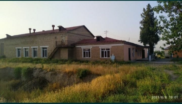 Продам Ахангаран. Здание 850м2,участок 105 сот .