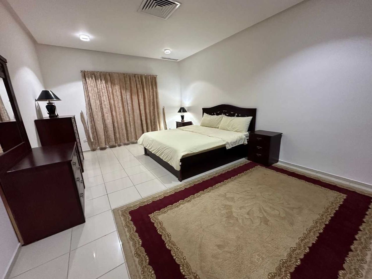 Дава се под наем Двустаен апартамент в София, Център - 56 кв.м за 392.7 € - Снимка #2