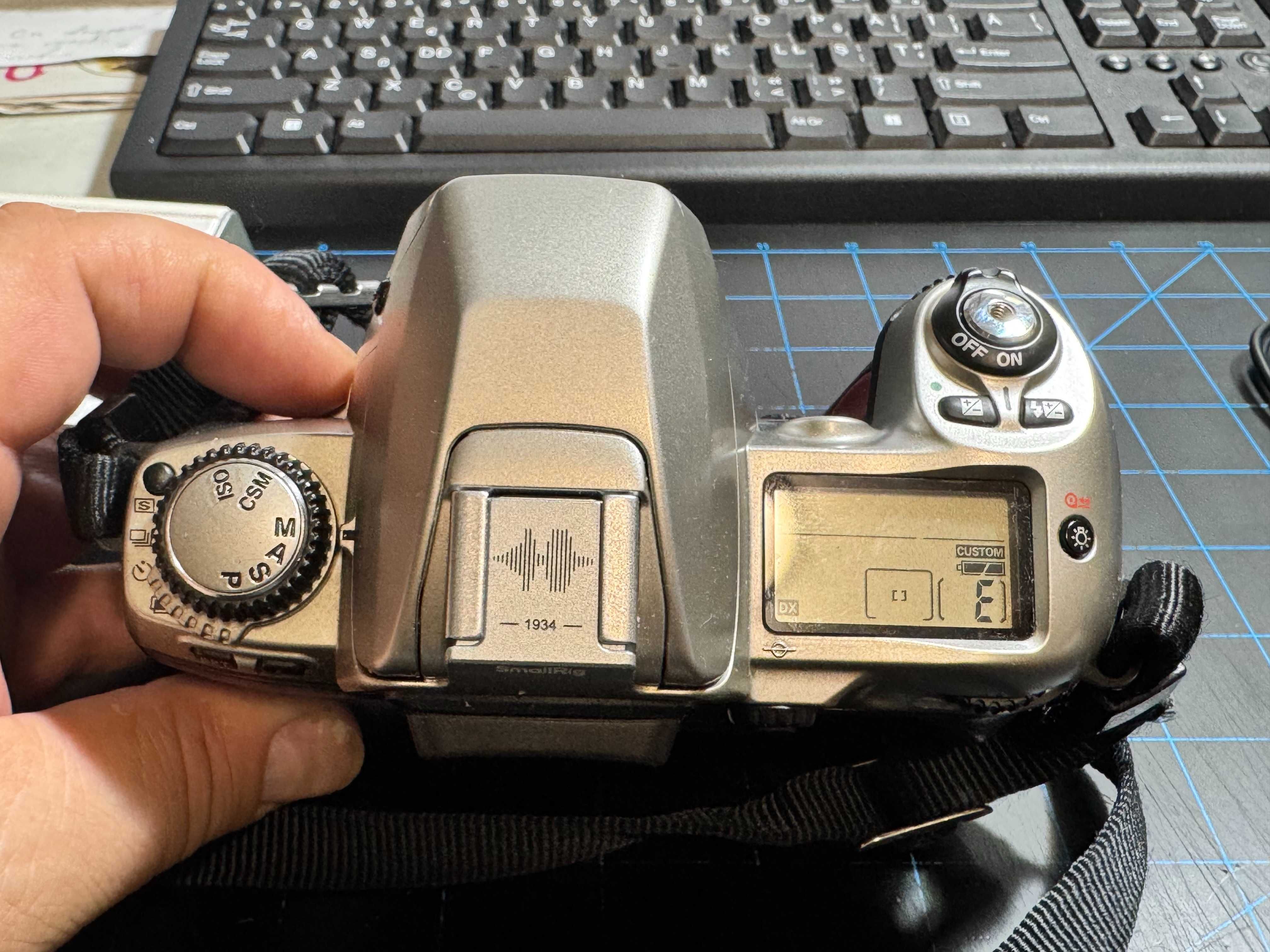 Nikon F80 SLR pe film