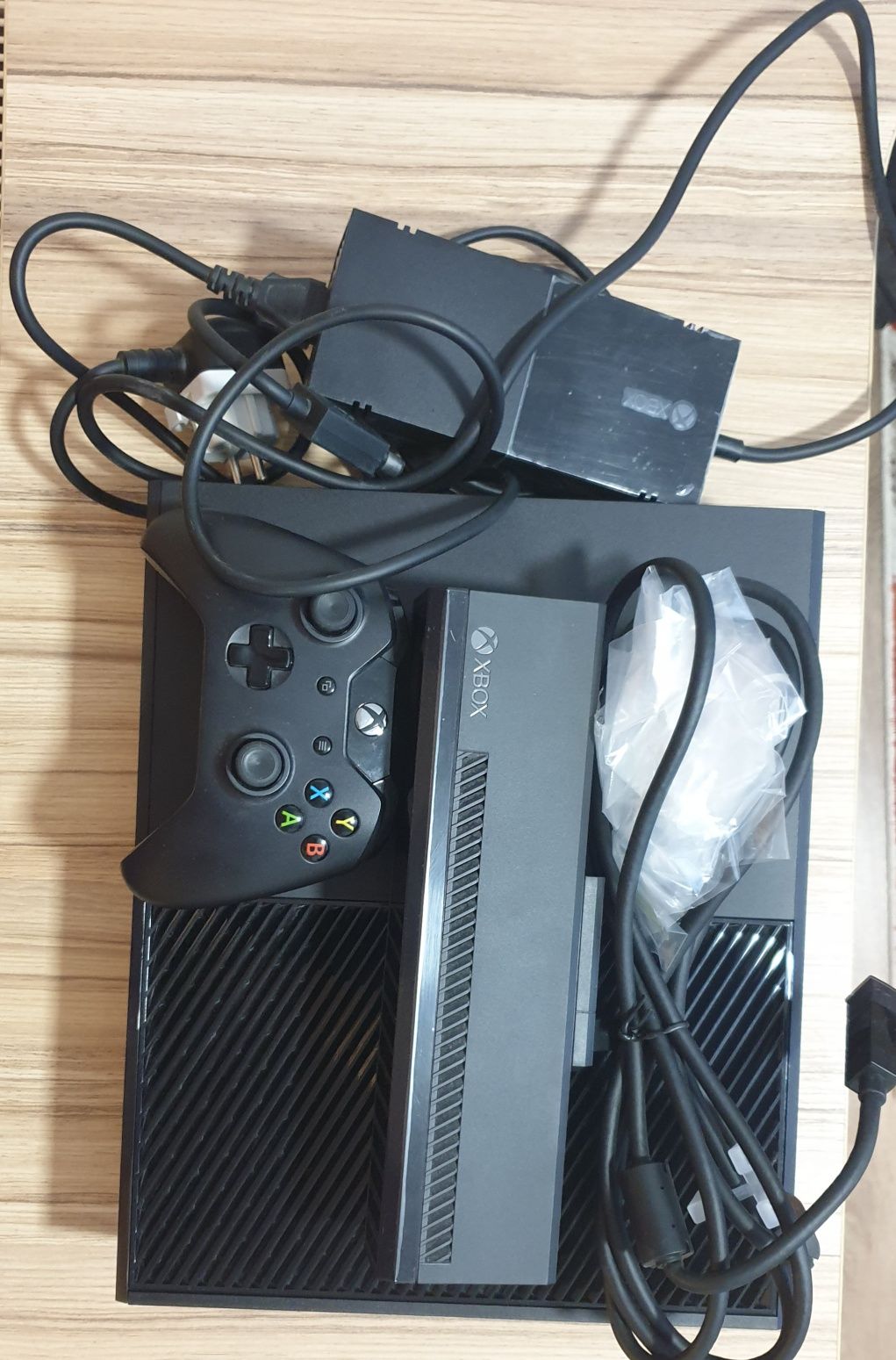 Vând Xbox One 500GB/Go+KINECT