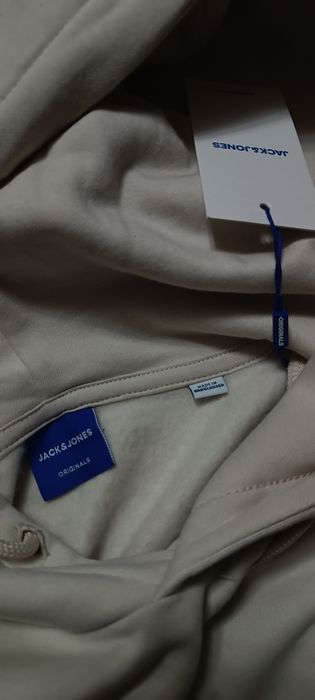 Продавам оригинален суичер на jack Jones originals