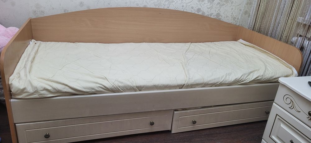 Отдам за 5000 тг стол книжку и детскую кровать